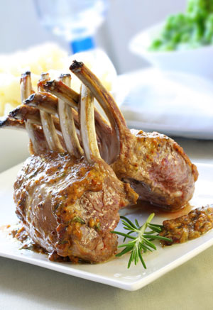 Image Racks d'agneau en croûte de moutarde et petites graines Image Racks d'agneau en croûte de moutarde et petites graines